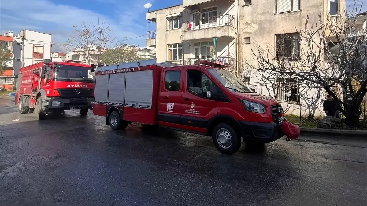 Çocuğu evde bırakıp komşuya gitti: Evde mahsur kalan çocuğu itfaiye kurtardı Çocuğu evde bırakıp komşuya gitti: Evde mahsur kalan çocuğu itfaiye kurtardı