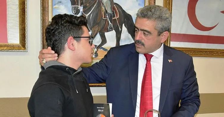 15 yaşındaki Furkan, Başkan Alıcık’a kitabını hediye etti