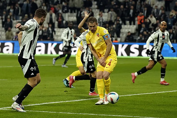 canli-besiktas-kayserispor-karsilasmada-ilk-yari-oynaniyor-1740852592608.jpeg