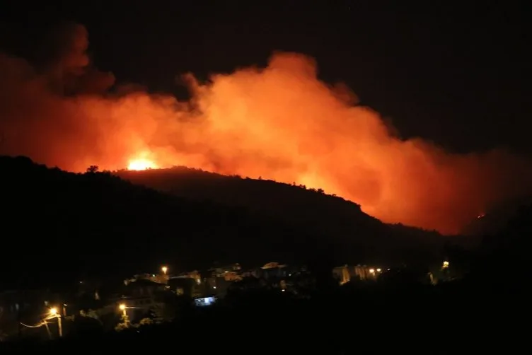 Son dakika! Kötü haberler geliyor! İzmir'deki yangın tahliye edilen siteye sıçradı! Müdahale sürüyor...