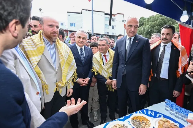 nazillide-festival-heyecani-bakan-ersoy-ureticiler-ve-sanatkarlarla-bir-araya-geldi-1777735766531.jpeg