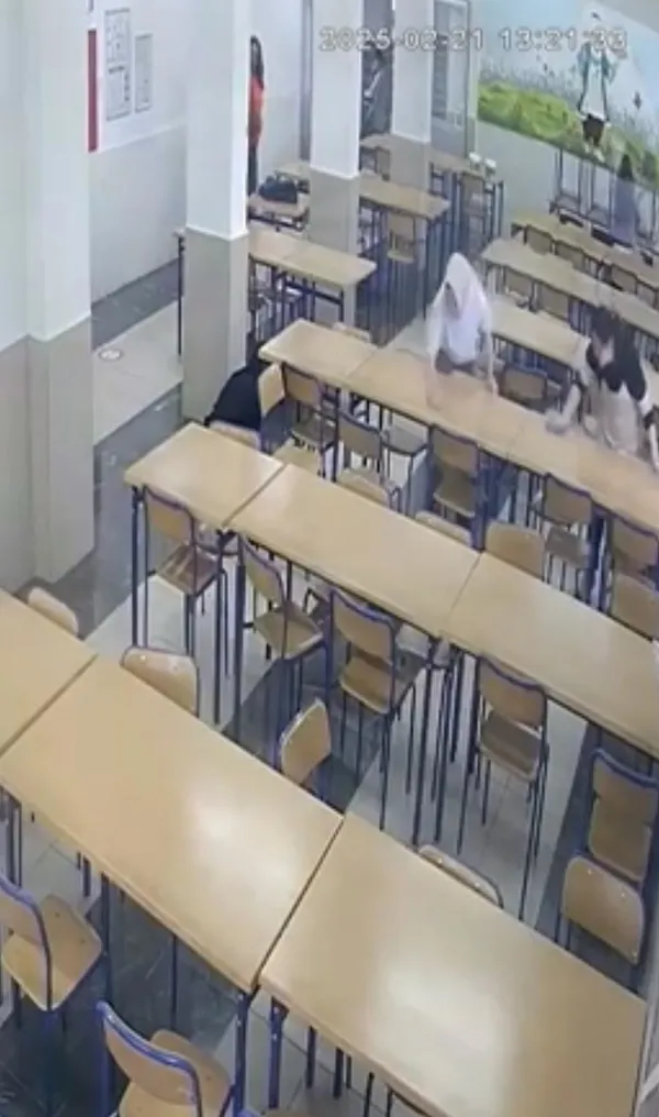 boyle-ogretmen-olmaz-olsun-sandalyesini-cektigi-down-sendromlu-ogrenciyi-yere-dusurdu-1747031588828.jpg