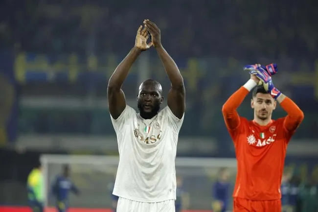 son-dakika-fenerbahce-romelu-lukakuyu-resmen-acikladi-iste-istanbula-gelis-saati-1786550401016.jpeg