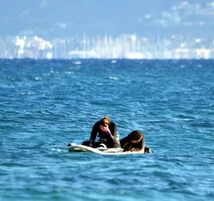Rüzgar sörfü yapan iki sevgili ölümden döndü