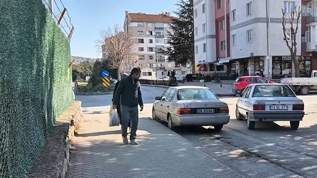 Basılı kalan otomobil kornası vatandaşların kabusu oldu Basılı kalan otomobil kornası vatandaşların kabusu oldu