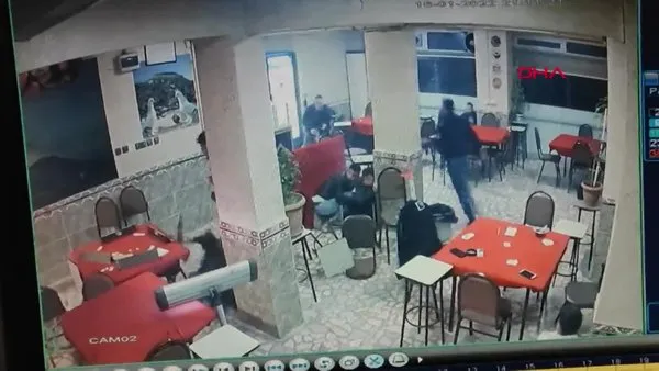 İstanbul Küçükçekmece'de kahvehaneye silahlı saldırı kamerada