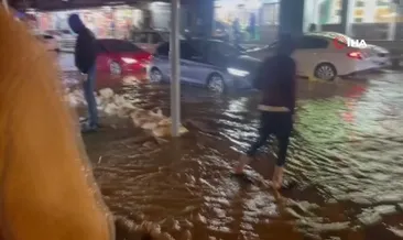 Hatay'da sağanak etkili oldu: Yollar göle döndü, otelin oto parkını su bastı #hatay