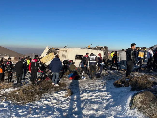 son-dakika-haberi-kayseride-ogrencileri-tasiyan-otobus-kaza-yapti-olu-ve-yaralilar-var-1641391014175.jpg