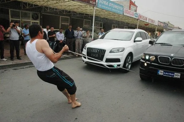 Serçe parmağıyla 8 otomobili çekti