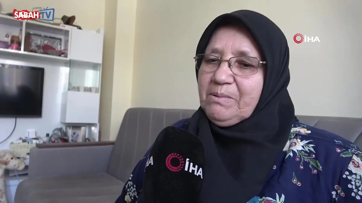 Annesini telefonda konuşurken gördü, dolandırıcıların planını bozdu | Video videosunu izle Annesini telefonda konuşurken gördü, dolandırıcıların planını bozdu | Video videosunu izle