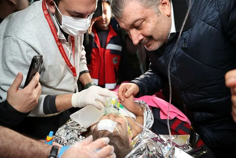 SON DAKİKA: Deprem bölgelerinde mucize hikayeler: Bu görüntüler 85 milyonu ağlattı!