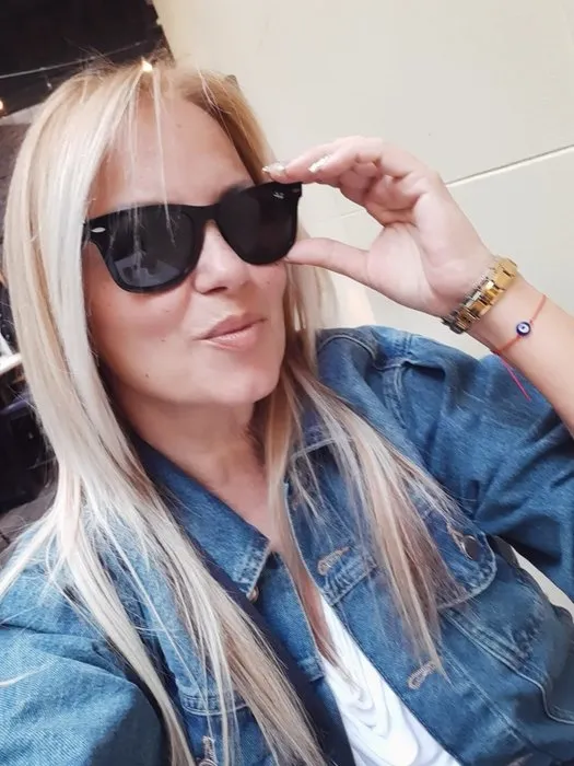 Yıkılıyo şarkısıyla hafızalara kazınmıştı! Ayça Tekindor’un kimin yeğeni olduğuna inanamayacaksınız! Meğer ailecek yıldızlarmış...
