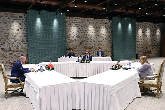 son-dakika-istanbulda-kritik-zirve-baskan-erdogan-meloni-ve-dibeybeyi-kabul-etti-1754051271742.jpg