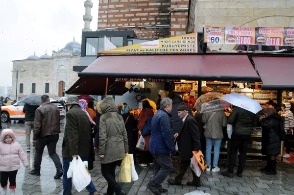 ramazan-ayi-oncesinde-eminonunde-alisveris-yogunlugu-yasandi-1709928915389.jpg