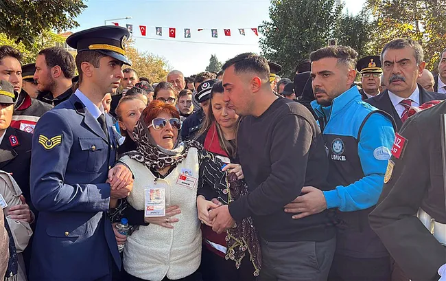 Türkiye şehitlerini uğurladı! Şehit astsubayın eşinden oğluna: Başını dik tut, senin baban kahraman!