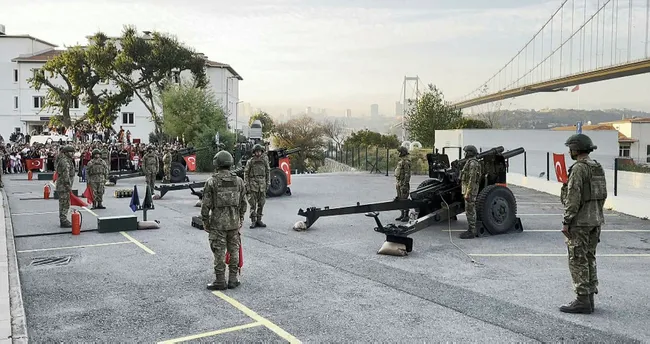 Cumhuriyetin 100. yılında 101 pare top atışı Cumhuriyetin 100. yılında 101 pare top atışı