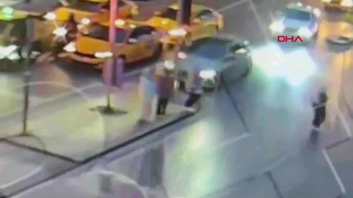 Şişli’de otomobilin çarptığı direk turistin üzerine devrildi | Video videosunu izle Şişli’de otomobilin çarptığı direk turistin üzerine devrildi | Video videosunu izle