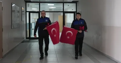 Düzce zabıtası ekipleri okullarda Türk bayrağı dağıttı #duzce
