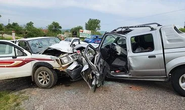 Bursa’da iki kamyonet kafa kafaya çarpıştı: 1 ölü, 3 yaralı! #bursa