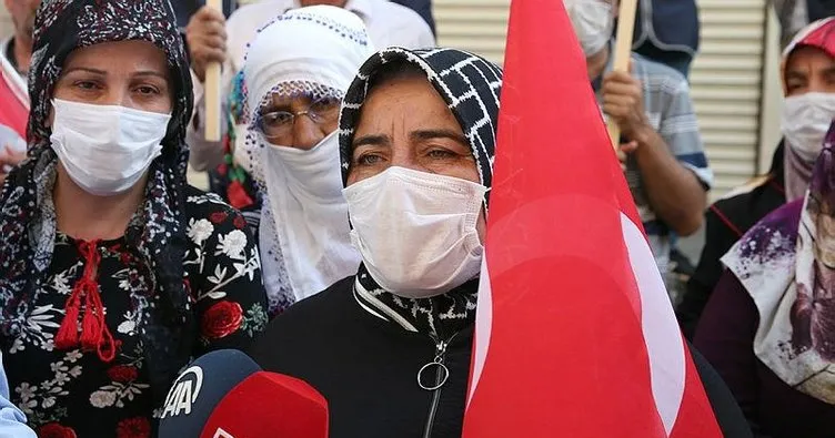 Gara şehidinin annesi, HDP önünde evlat nöbeti  tutan aileleri ziyaret etti