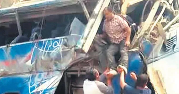 Göçmen otobüsü ile TIR çarpıştı: 16 ölü