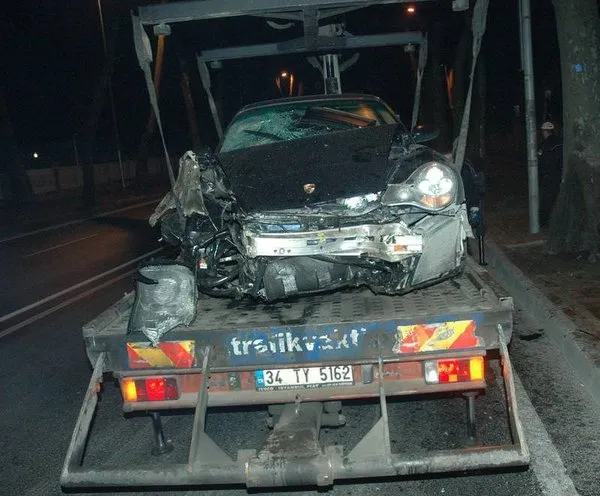 Lüks otomobil hurdaya döndü