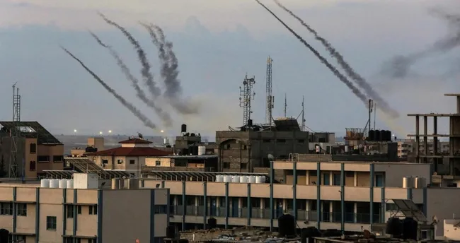 SON DAKİKA | Hamas, İsrail'i roketlerle vurdu SON DAKİKA | Hamas, İsrail'i roketlerle vurdu