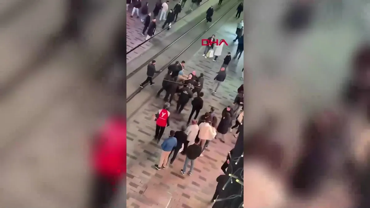 İstiklal Caddesi’ndeki AVM’de tekmeli yumruklu kavga kamerada | Video videosunu izle İstiklal Caddesi’ndeki AVM’de tekmeli yumruklu kavga kamerada | Video videosunu izle