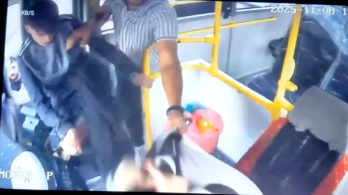 Otobüs şoförü yolcunun parmağını kırdı! Yolcunun yakınları şoförü linç etti Otobüs şoförü yolcunun parmağını kırdı! Yolcunun yakınları şoförü linç etti