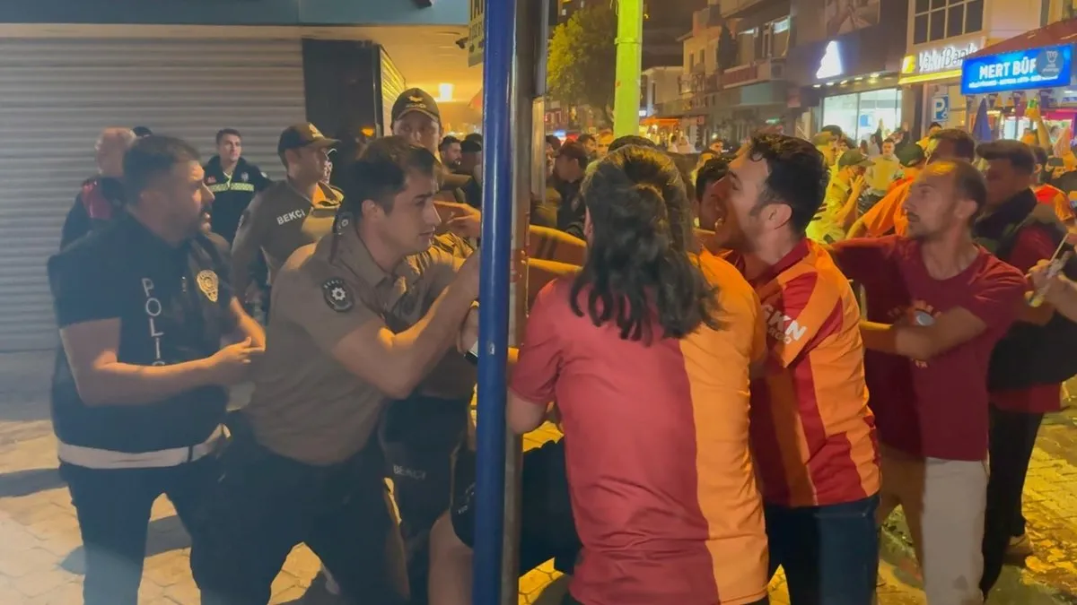 Galatasaray ve Fenerbahçeliler Fethiye'de birbirlerine girdiler