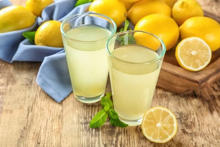 Düzenli olarak limonlu su içersek ne olur? Limon suyunun faydaları nelerdir?