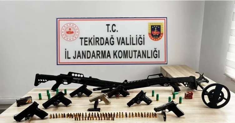 Silah ve dedektörle yakalandılar