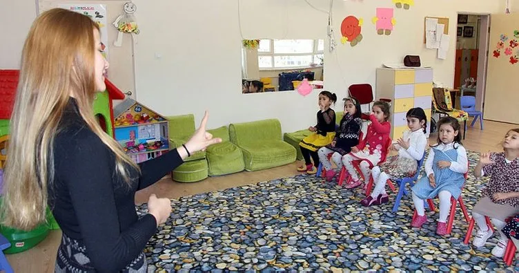 Ana sınıfı öğrencilerine gönüllü işaret dili eğitimi veriyor