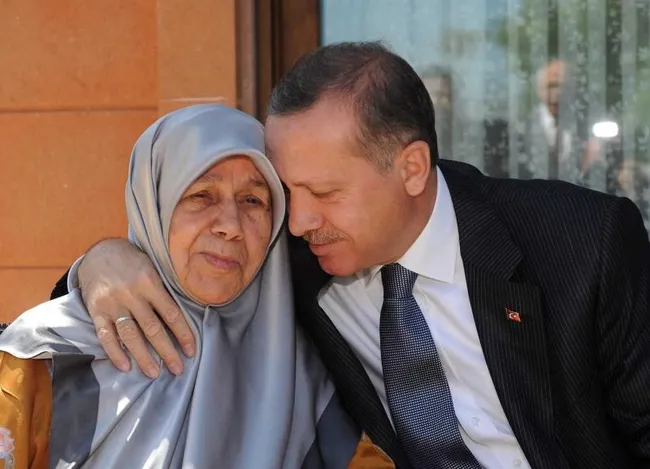 baskan-erdoganin-anne-sevgilisi-tenzile-anne-her-daim-oglunun-destekcisiydi-1742898163744.jpeg
