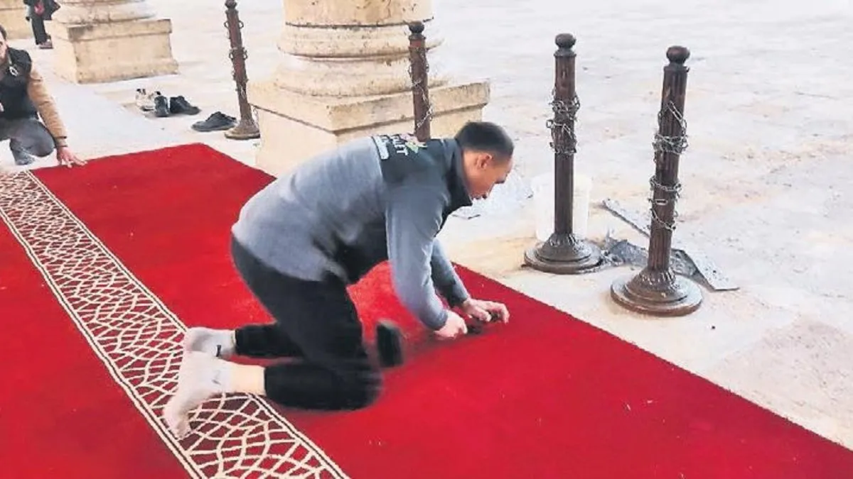 Emevi Camii’ne Erdoğan’ın seçtiği halılar seriliyor