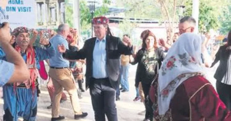 AB büyükelçileri zeybek oynadı