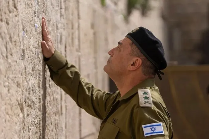 İsrail’de cephe içeriden açıldı: Komuta kademesi isyanda! ‘Netanyahu ailesinin hedefindeyim’