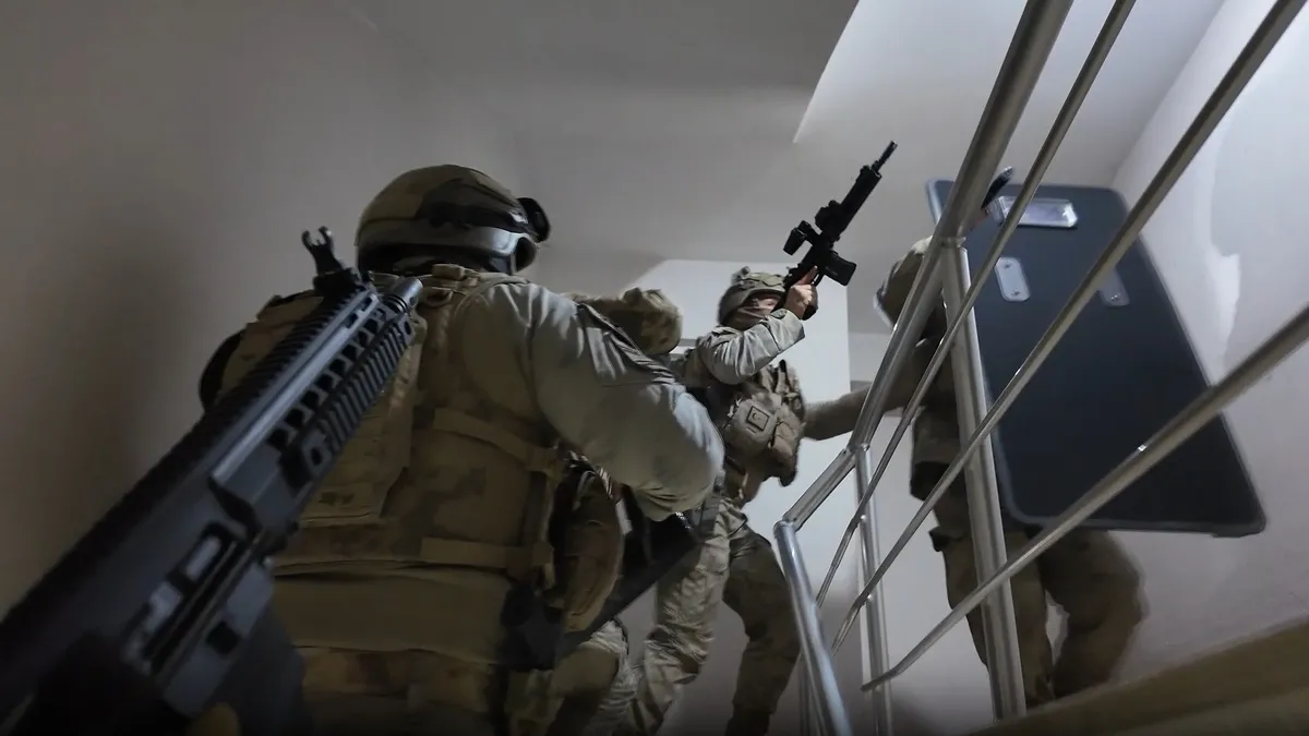32 ilde FETÖ operasyonu: 64 şüpheli yakalandı! 32 ilde FETÖ operasyonu: 64 şüpheli yakalandı!