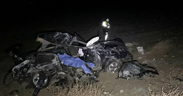 Otomobil köpeğe çarpıp tır ile çarpıştı: 2 ölü