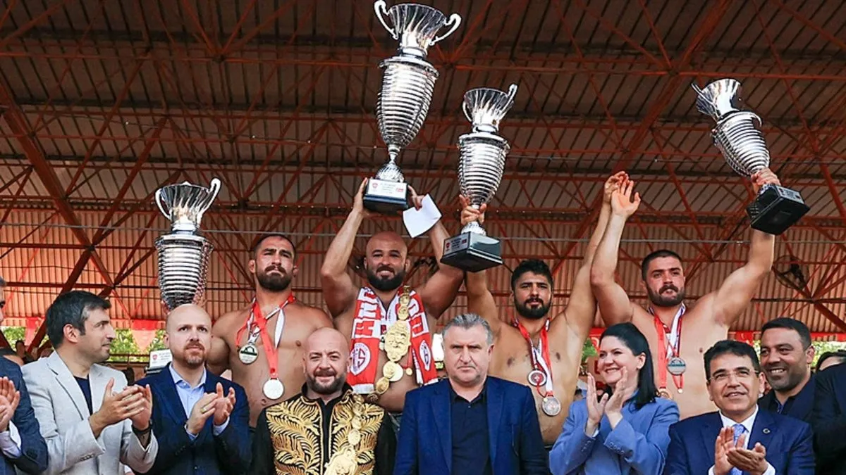 664. Tarihi Kırkpınar Yağlı Güreşlerinde başpehlivanlığı Orhan Okulu kazandı