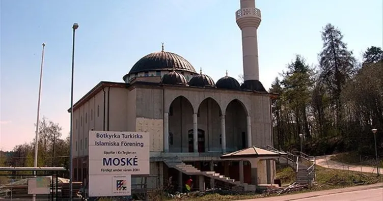 İslam düşmanları Stockholm Camisi’ni hedef aldı: Kur’an-ı Kerim’in üzerine ırkçı mesaj bıraktılar