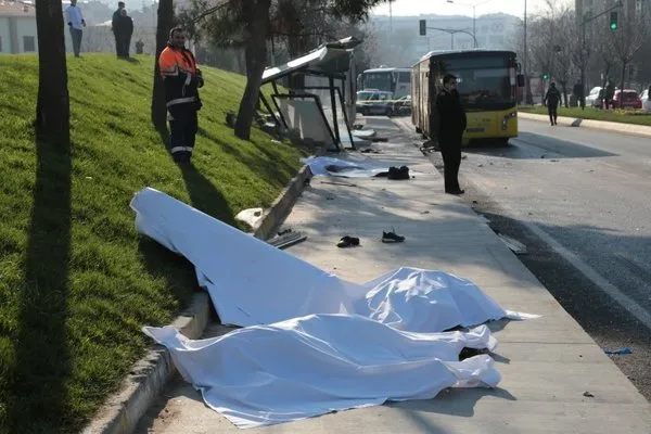 Üsküdar'da otobüs durağa daldı!