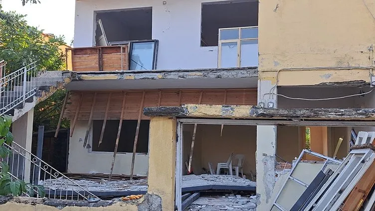 Hatay’da balkon faciası! Çöken balkonun altında kalan baba ve oğlu can verdi