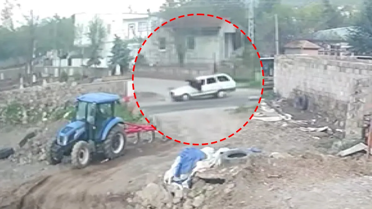 Kayseri’de korkutan kaza! Otobüsten inen yayaya otomobil çarptı: Gencin metrelerce savrulduğu anlar kamerada… Kayseri’de korkutan kaza! Otobüsten inen yayaya otomobil çarptı: Gencin metrelerce savrulduğu anlar kamerada…