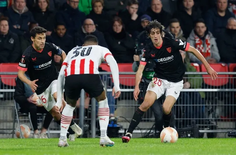 Son dakika haberleri: PSV-Sevilla maçında taraftar sahaya girip kaleciye saldırdı! Marko Dmitrovic’ten şok itiraf...