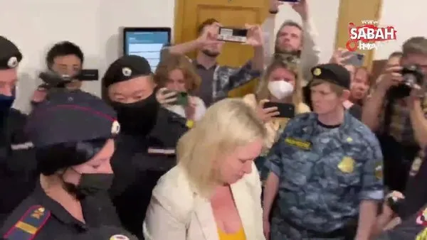 Rus devlet televizyonunda savaş karşıtı pankart açan editör ev hapsine çarptırıldı | Video