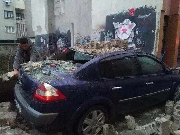 İstinat duvarı park halindeki otomobillerin üzerine yıkıldı