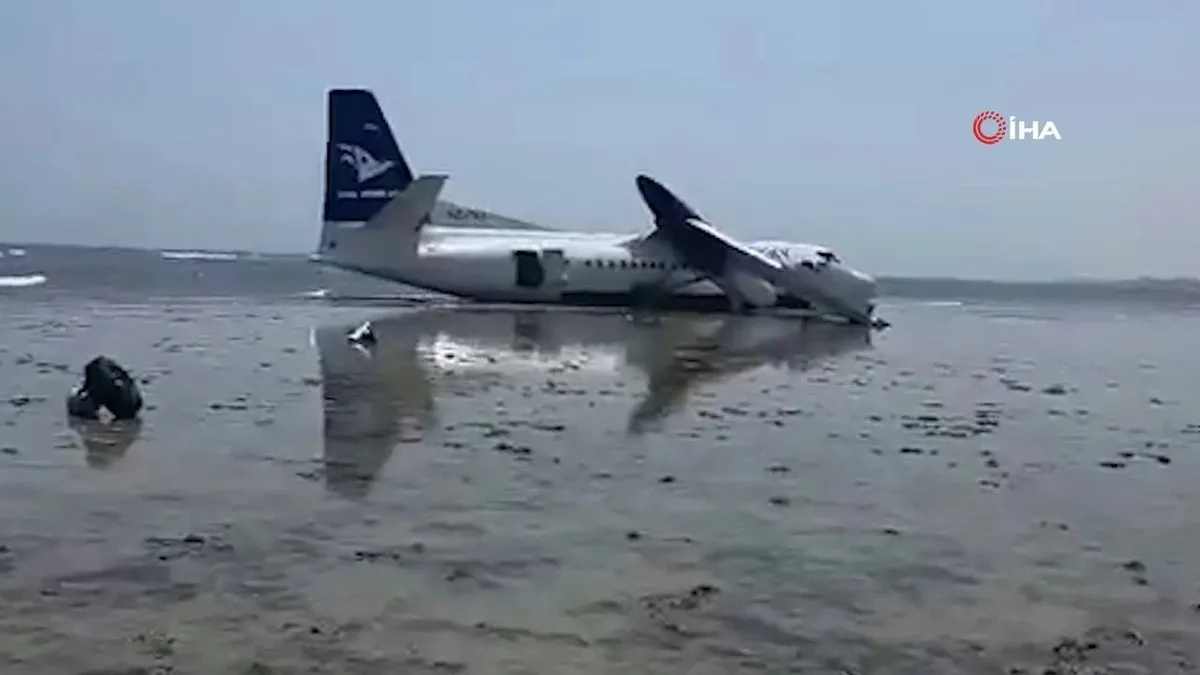 Somali’de yolcu uçağı Hint Okyanusuna acil iniş yaptı Somali’de yolcu uçağı Hint Okyanusuna acil iniş yaptı