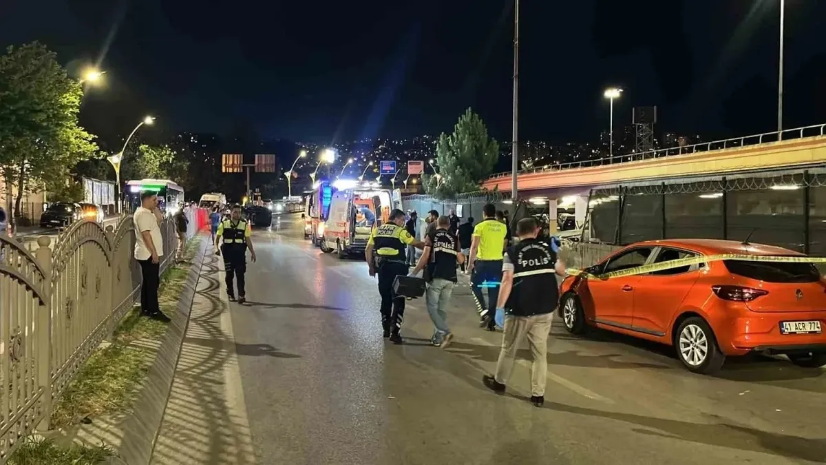 İzmit’te korkunç kaza: Otomobil durağa daldı, 2 kişi hayatını kaybetti