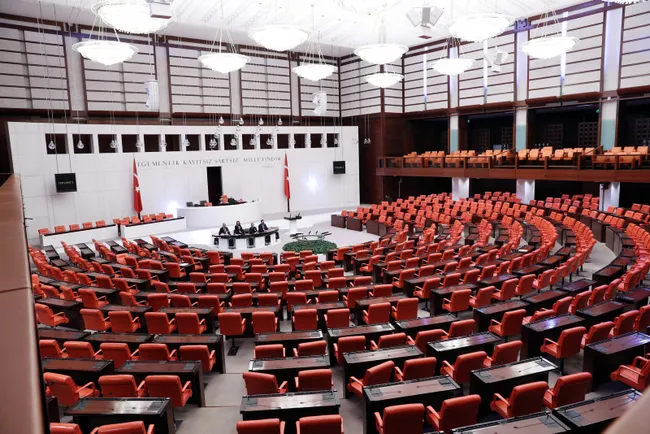 tbmmde-yeni-yasama-yili-yarin-basliyor-en-onemli-gundem-maddesi-yeni-anayasa-ve-ictuzuk-1727675440657.jpg TBMM'de yeni yasama yılı yarın başlıyor: En önemli gündem maddesi yeni anayasa ve içtüzük!
